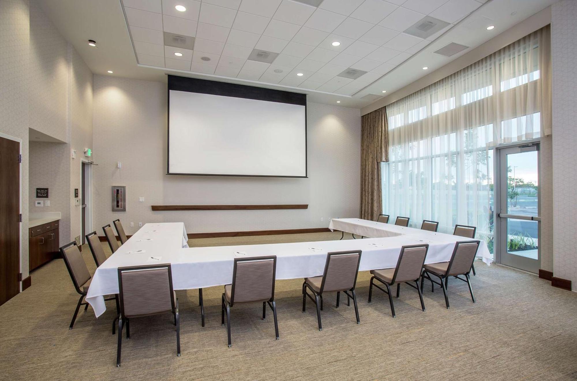 Hampton Inn & Suites Oahu Kapolei - Free Parking - No Resort Fee 3*